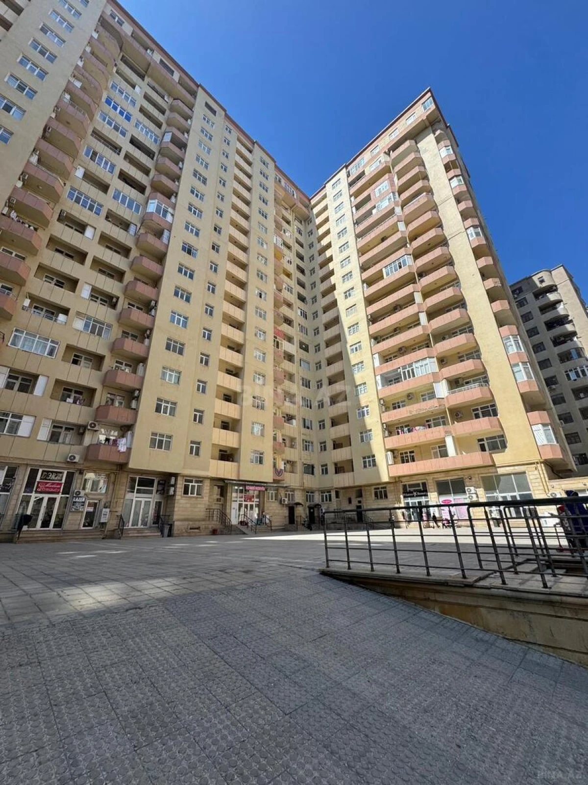 Satılır 2 otaqlı mənzil 82 m²