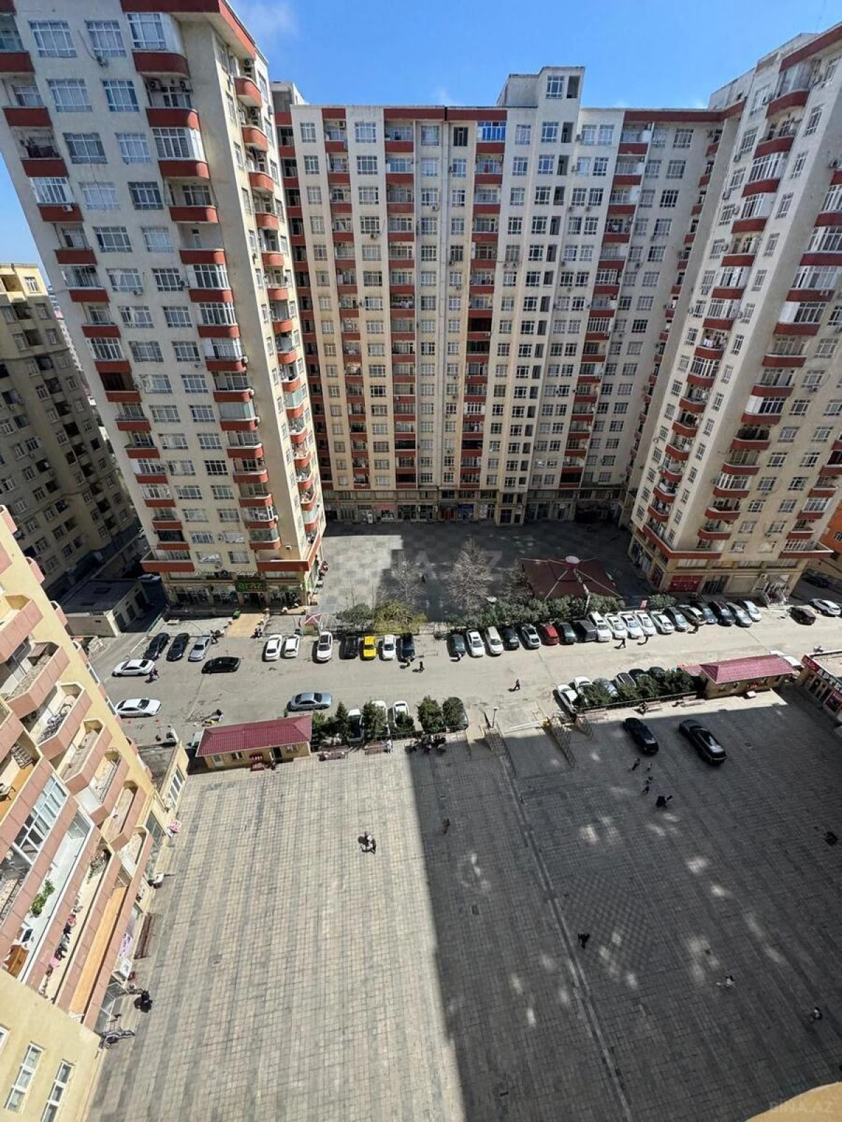 Satılır 2 otaqlı mənzil 82 m²