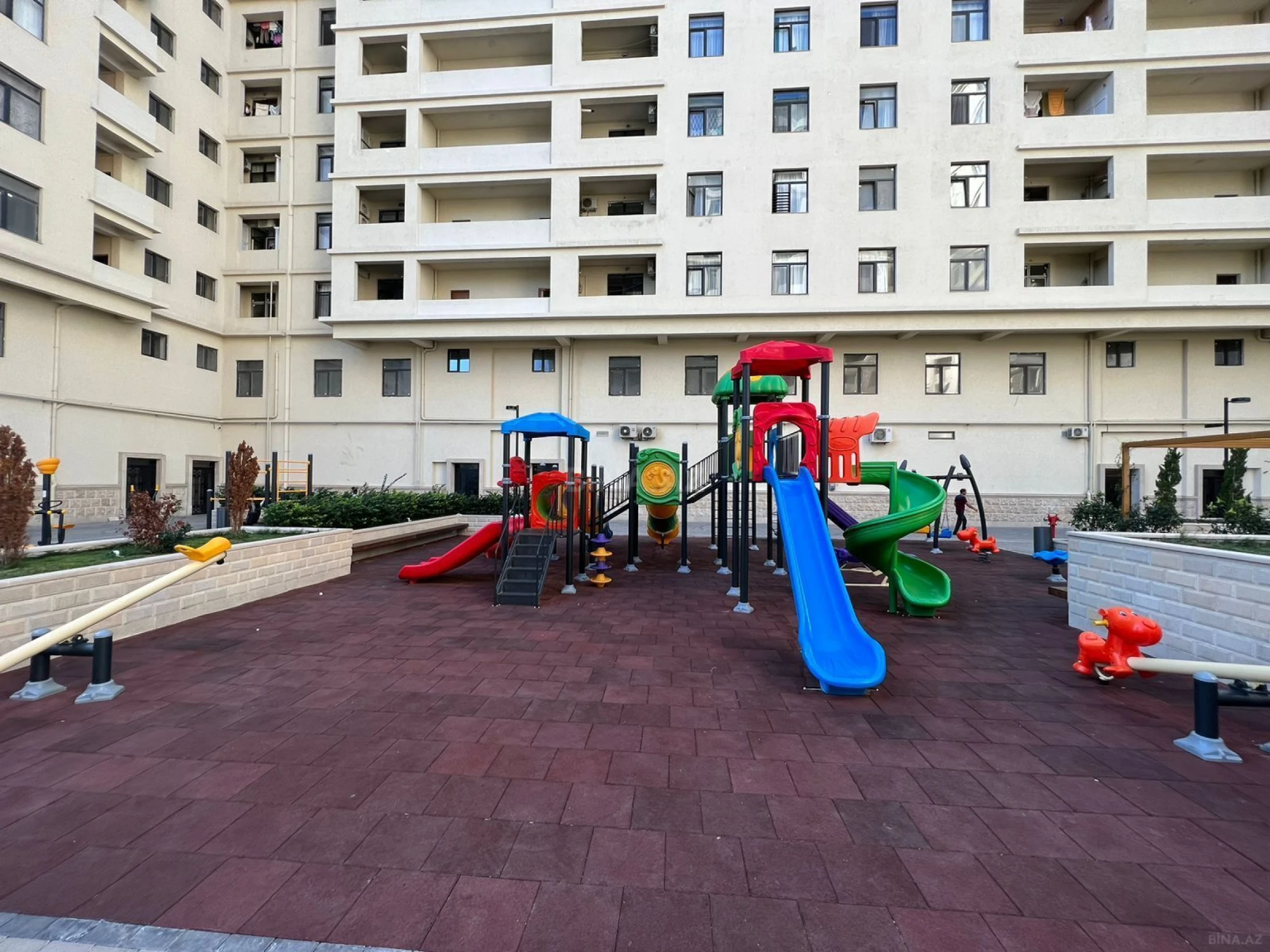 Satılır 4 otaqlı mənzil 175 m²