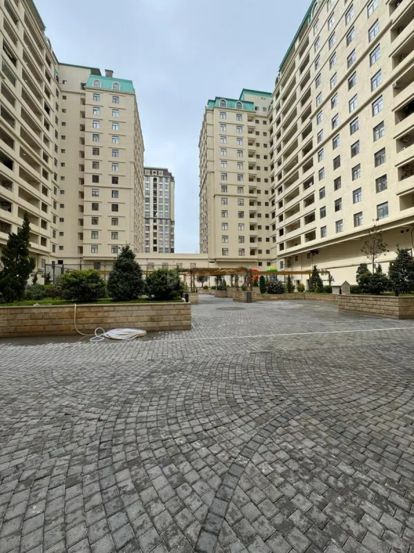 Satılır 4 otaqlı mənzil 175 m²