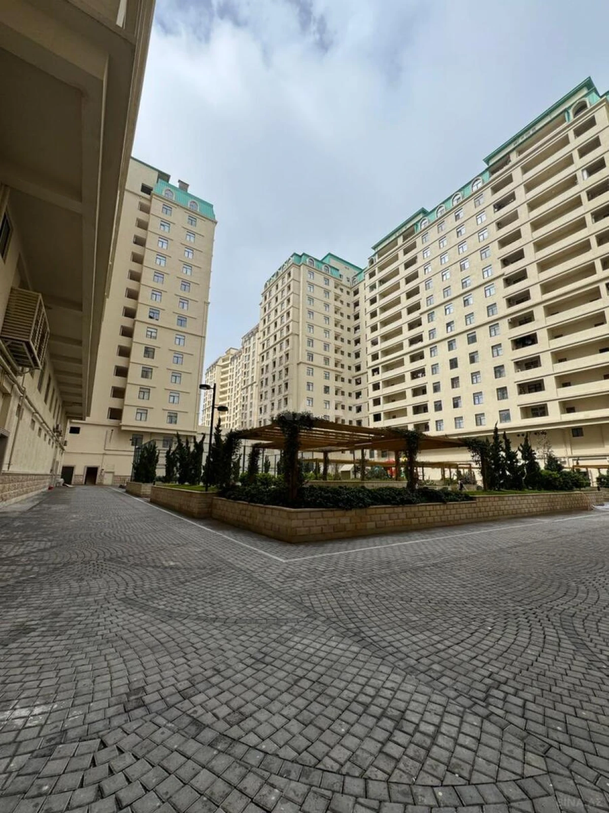 Satılır 4 otaqlı mənzil 175 m²