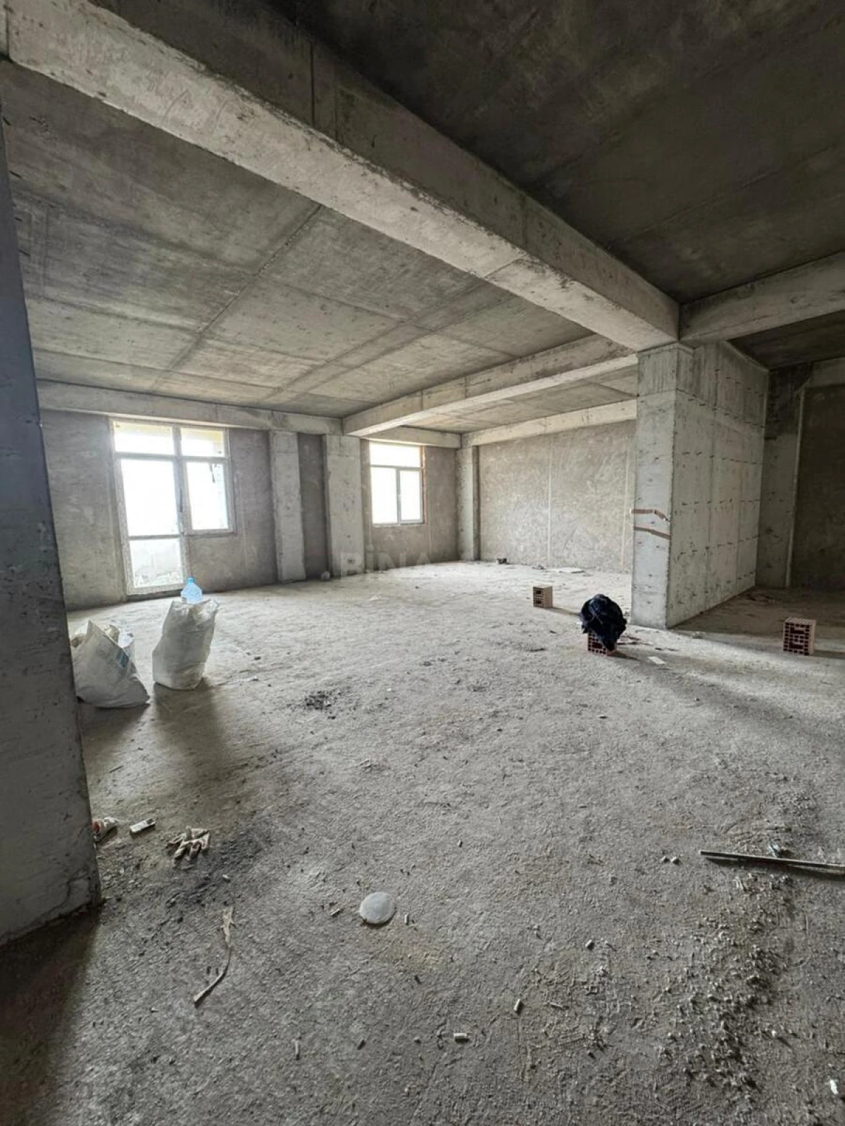 Satılır 4 otaqlı mənzil 175 m²