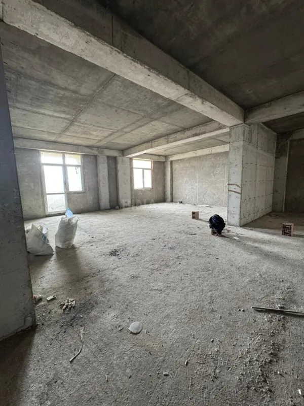 Satılır 4 otaqlı mənzil 175 m²