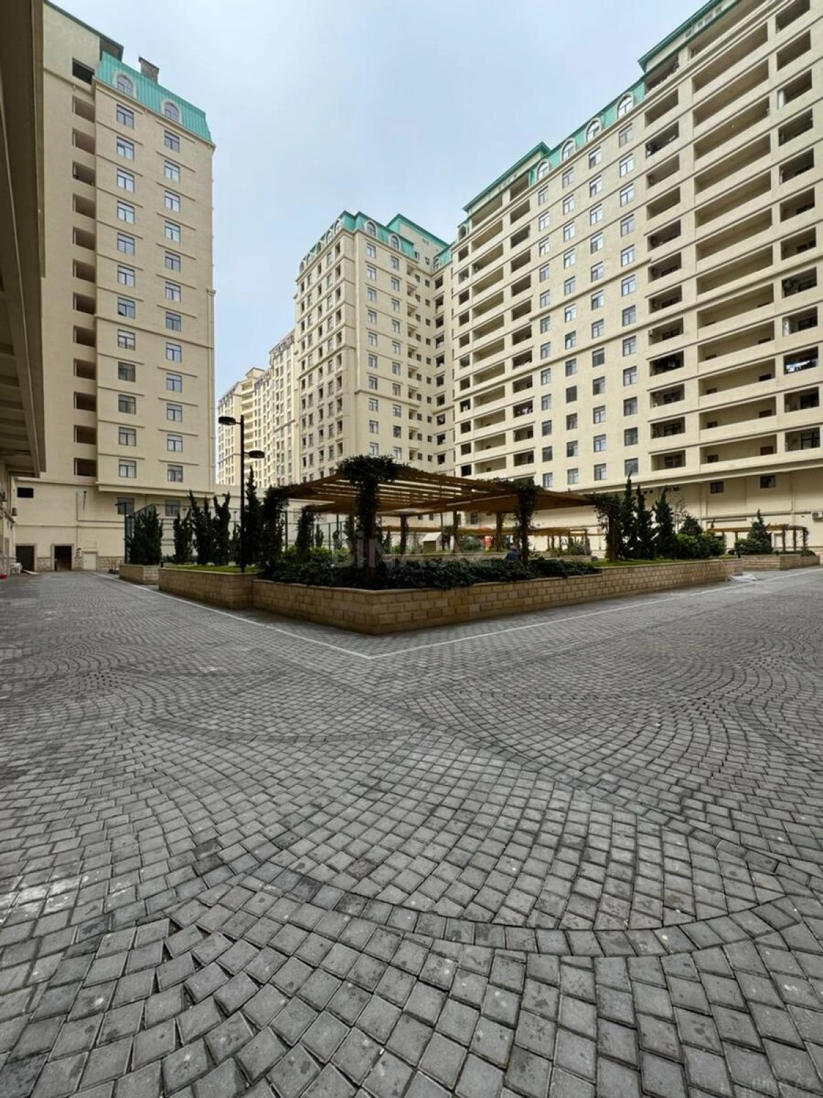 Satılır 4 otaqlı mənzil 175 m²