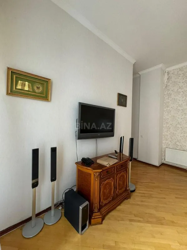 Kirayə verilir 4 otaqlı mənzil 200 m²