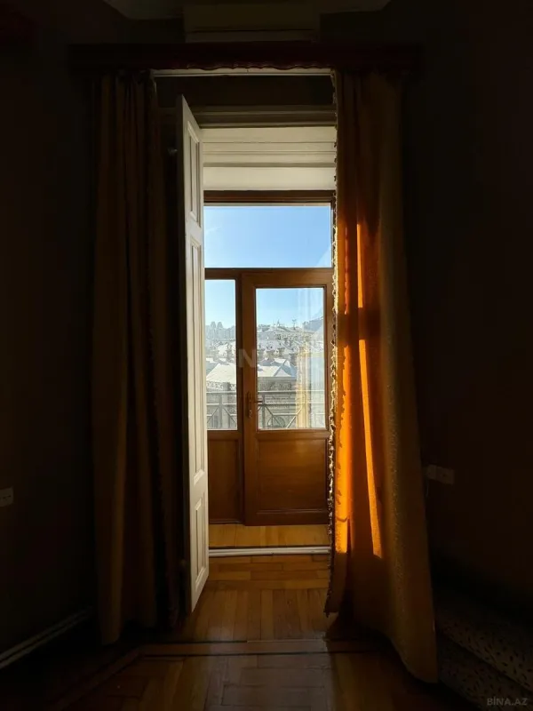 Kirayə verilir 4 otaqlı mənzil 200 m²