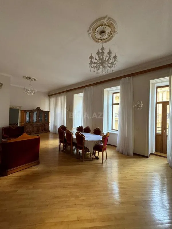 Kirayə verilir 4 otaqlı mənzil 200 m²