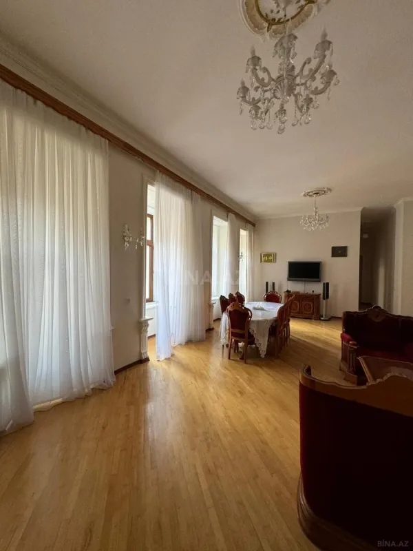 Kirayə verilir 4 otaqlı mənzil 200 m²