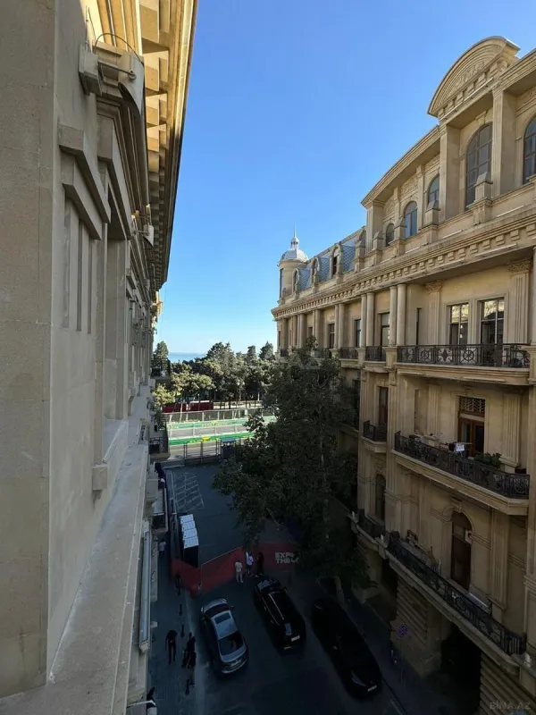 Kirayə verilir 4 otaqlı mənzil 200 m²