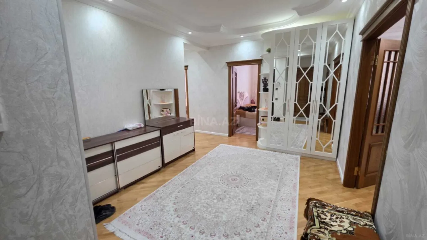 Satılır 3 otaqlı mənzil 130 m²