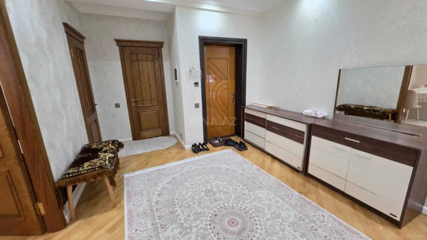 Satılır 3 otaqlı mənzil 130 m²