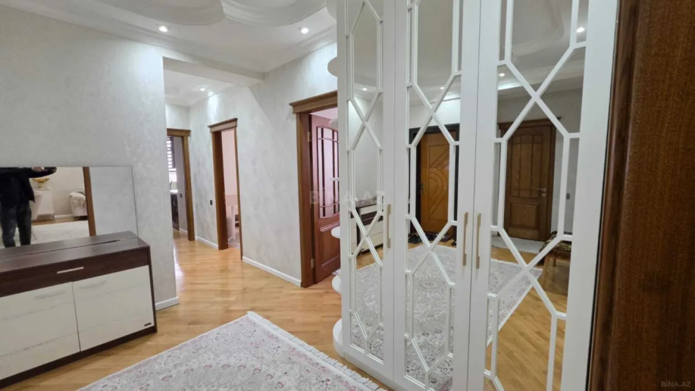 Satılır 3 otaqlı mənzil 130 m²