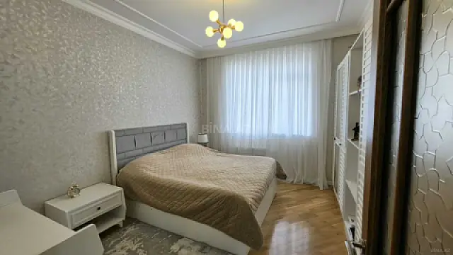 Satılır 3 otaqlı mənzil 130 m²