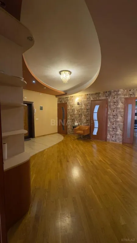 Satılır 4 otaqlı mənzil 203 m²