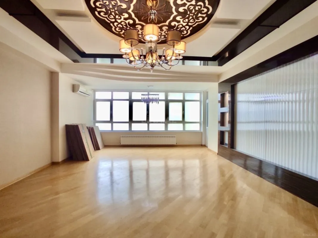 Satılır 3 otaqlı mənzil 135 m²