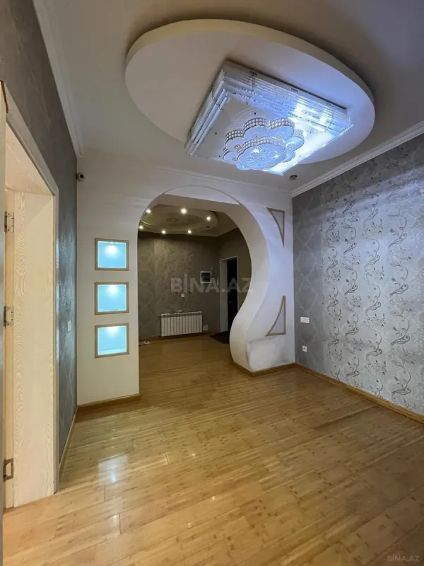 Satılır 3 otaqlı mənzil 135 m²