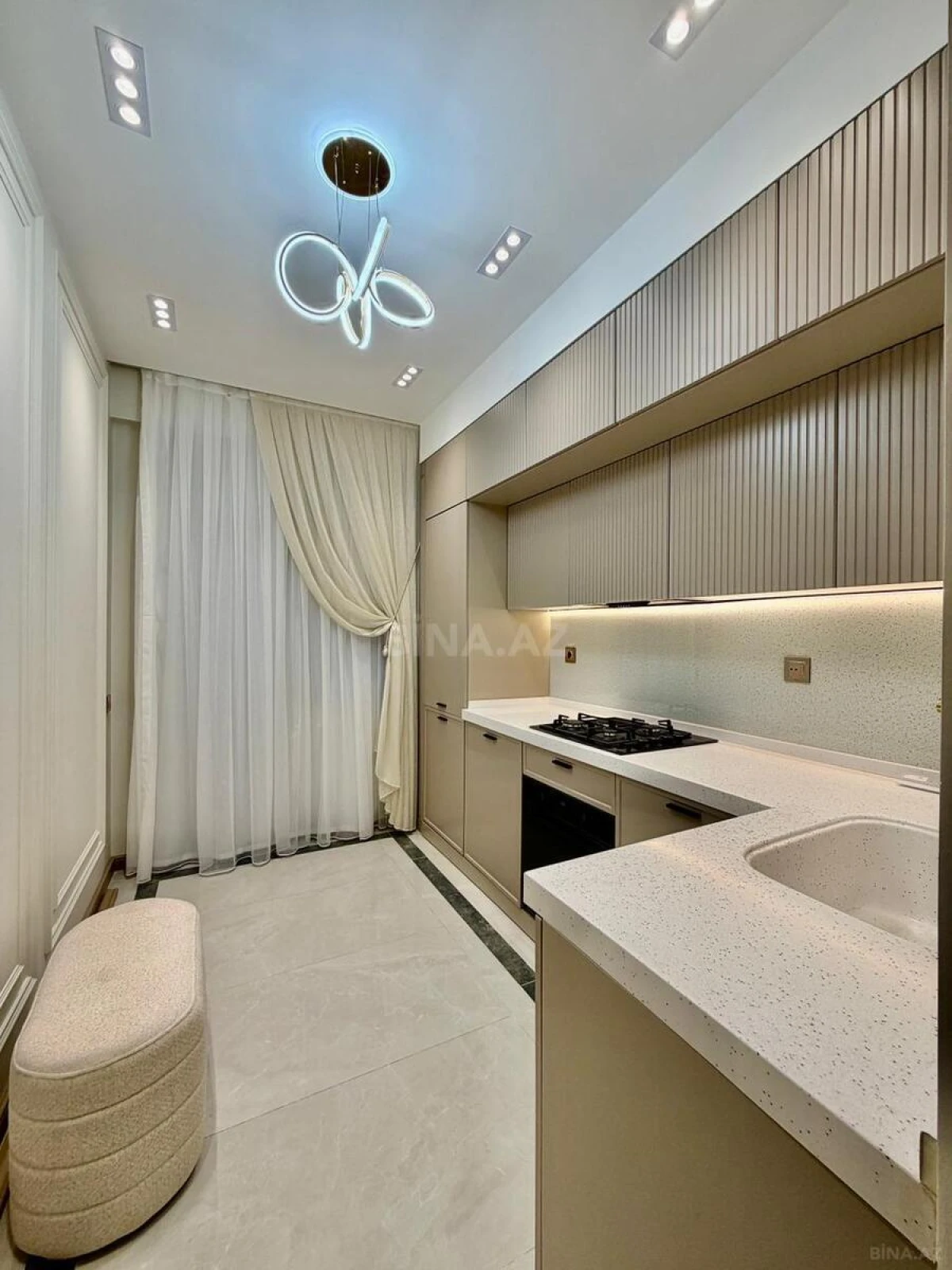 Kirayə verilir 4 otaqlı mənzil 130 m²