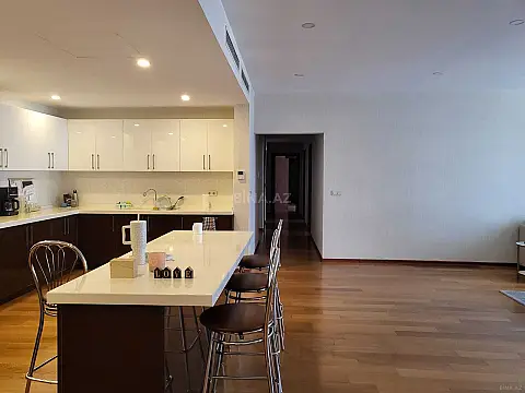 Kirayə verilir 4 otaqlı mənzil 230 m²