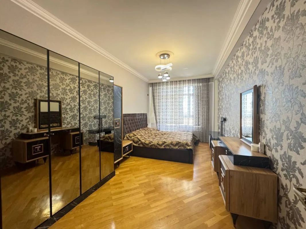 Kirayə verilir 2 otaqlı mənzil 110 m²