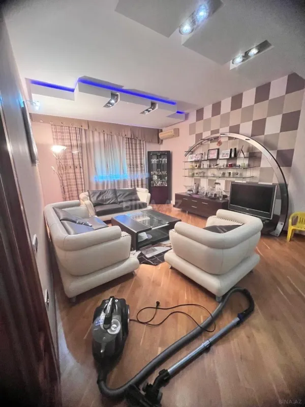 Satılır 6 otaqlı mənzil 250 m²