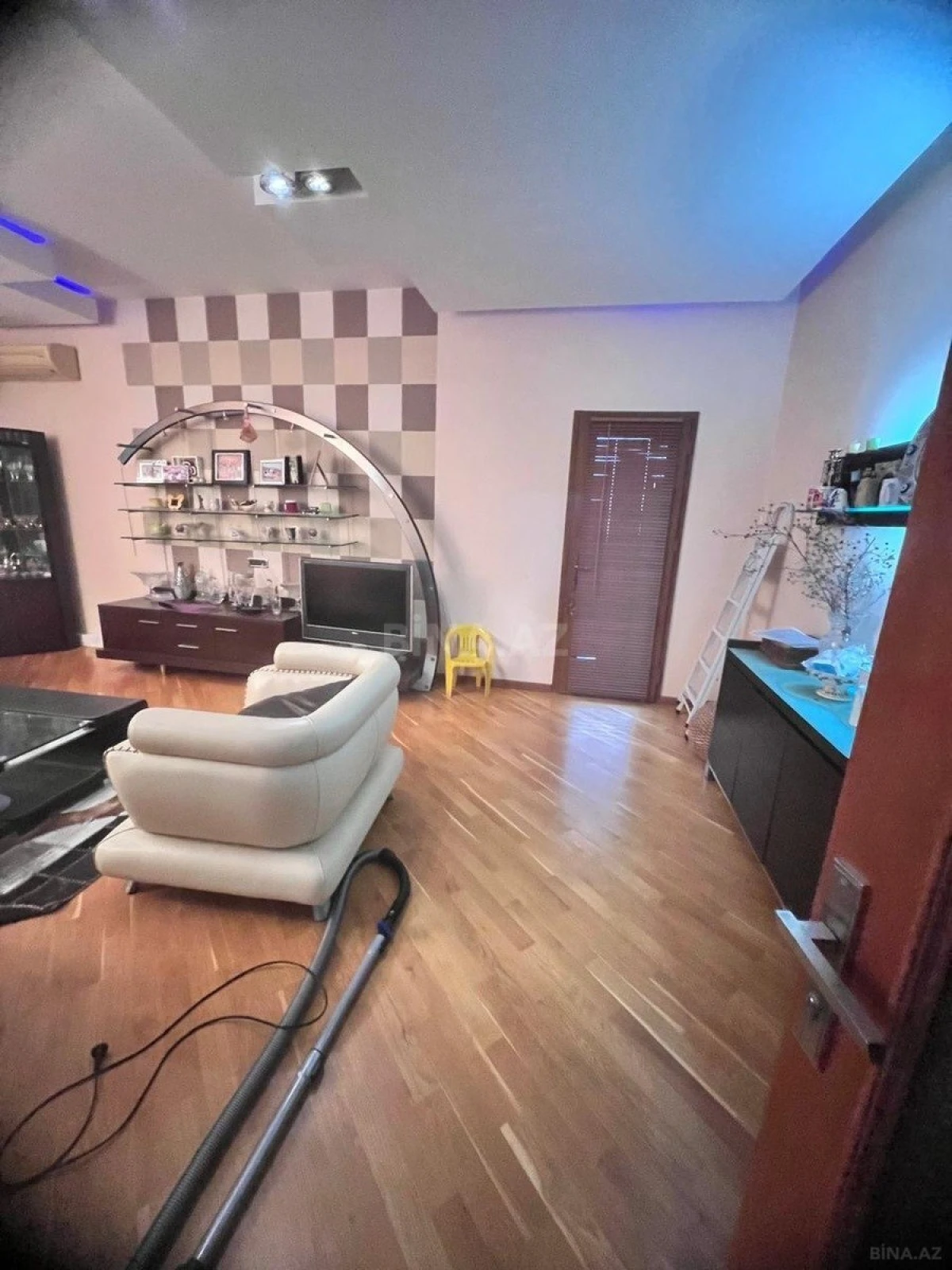 Satılır 6 otaqlı mənzil 250 m²