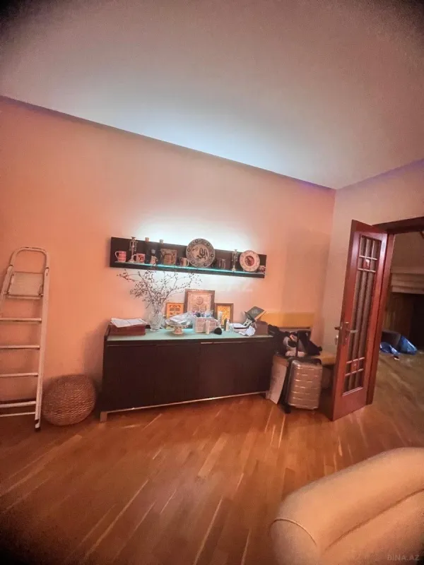 Satılır 6 otaqlı mənzil 250 m²