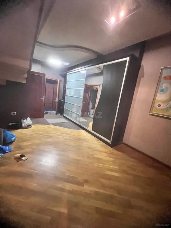 Satılır 6 otaqlı mənzil 250 m²