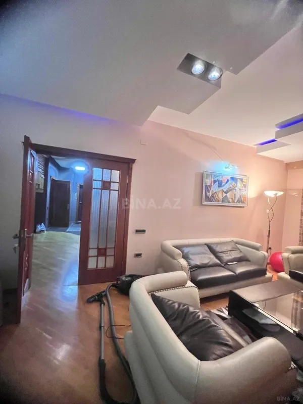 Satılır 6 otaqlı mənzil 250 m²
