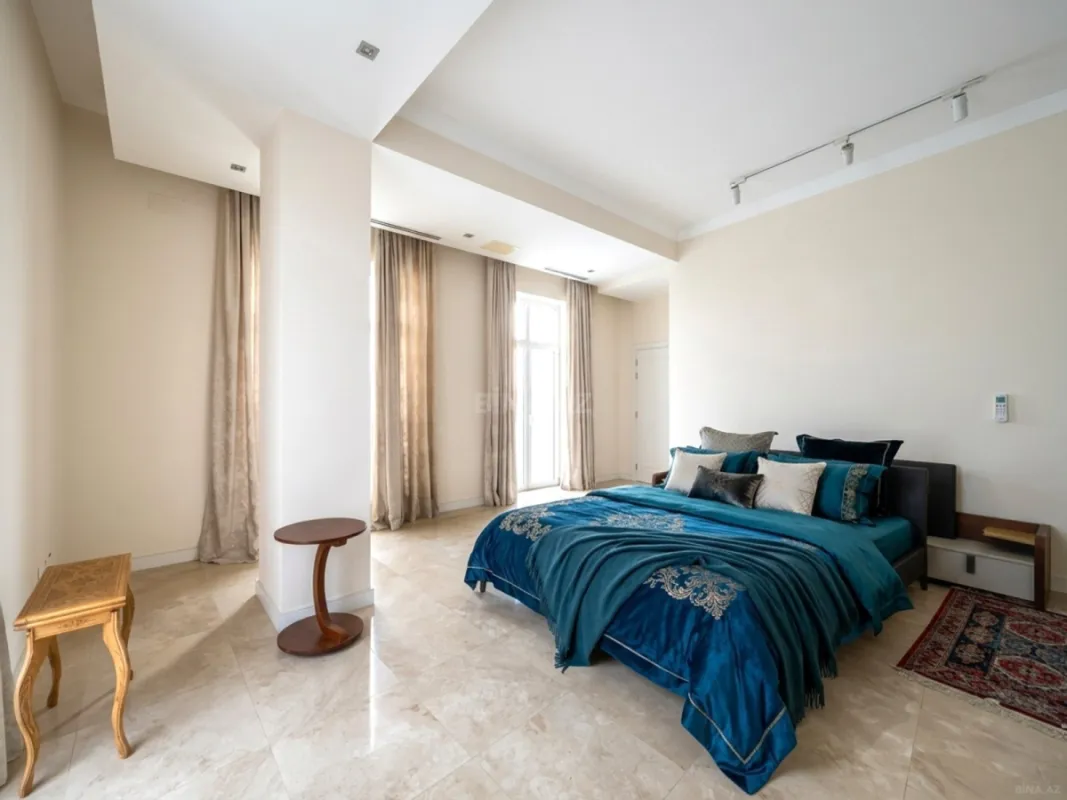 Satılır 5 otaqlı mənzil 750 m²