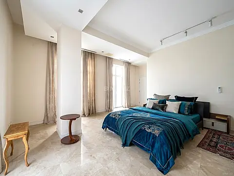 Satılır 5 otaqlı mənzil 750 m²