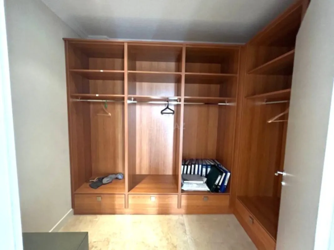 Satılır 5 otaqlı mənzil 750 m²
