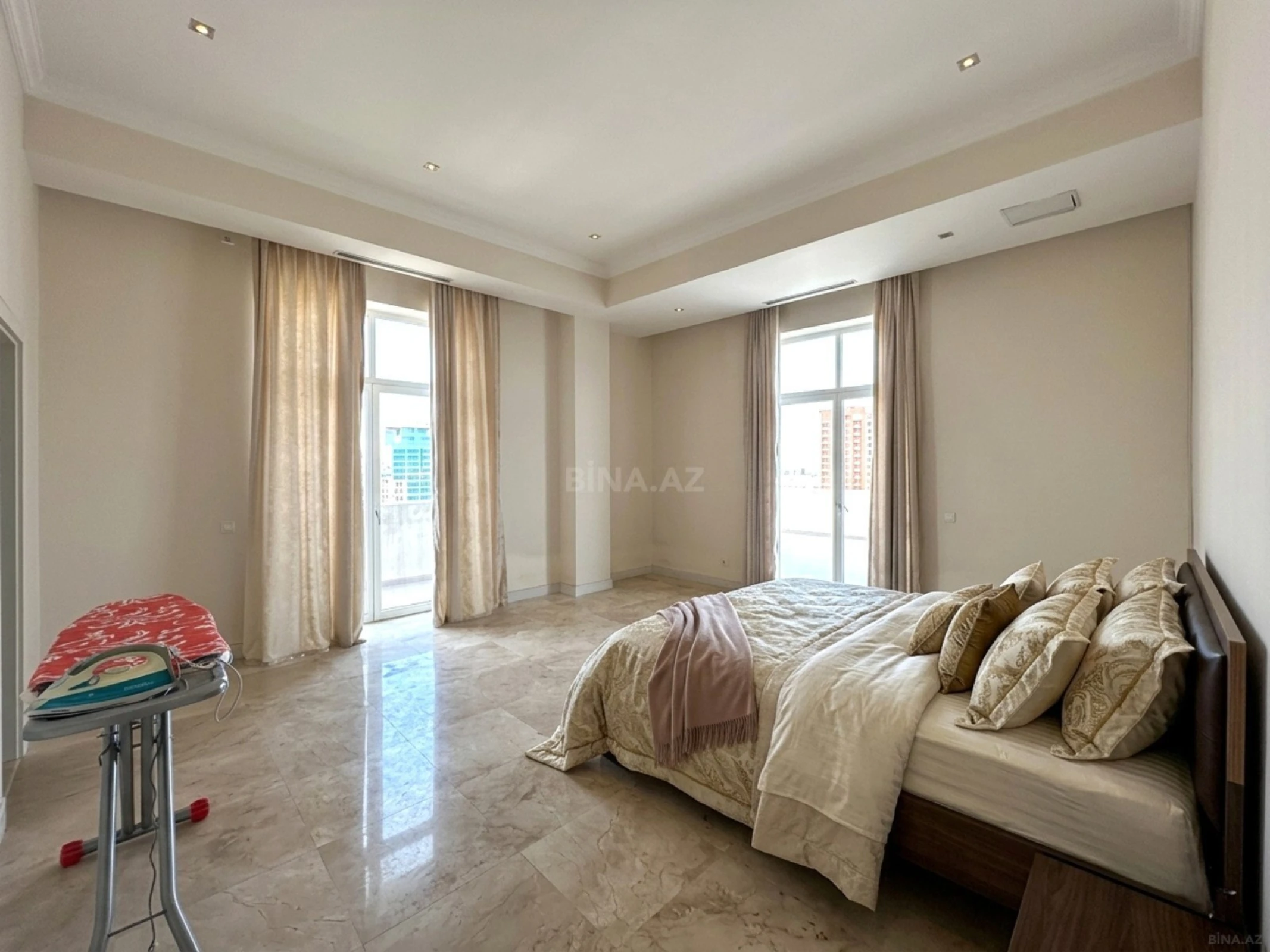 Satılır 5 otaqlı mənzil 750 m²