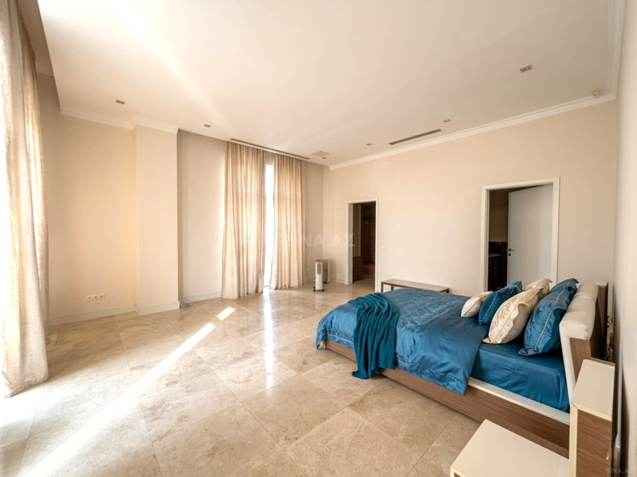 Satılır 5 otaqlı mənzil 750 m²