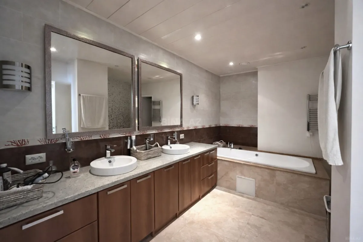 Satılır 5 otaqlı mənzil 750 m²