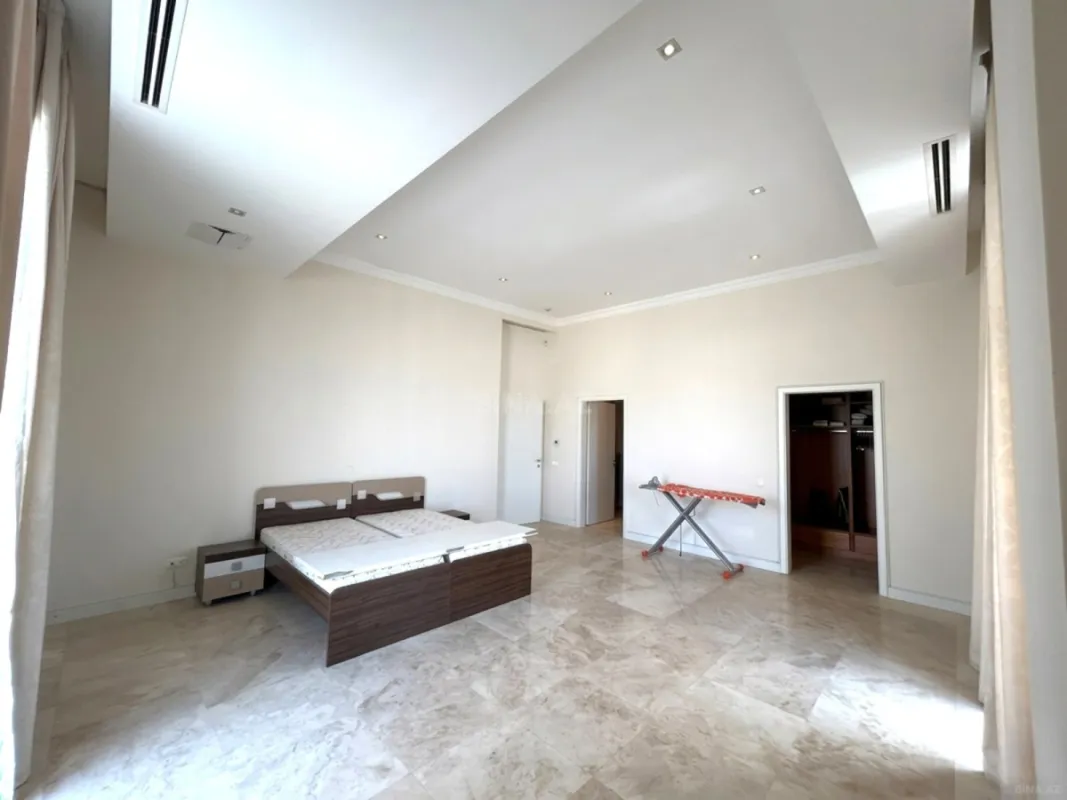 Satılır 5 otaqlı mənzil 750 m²
