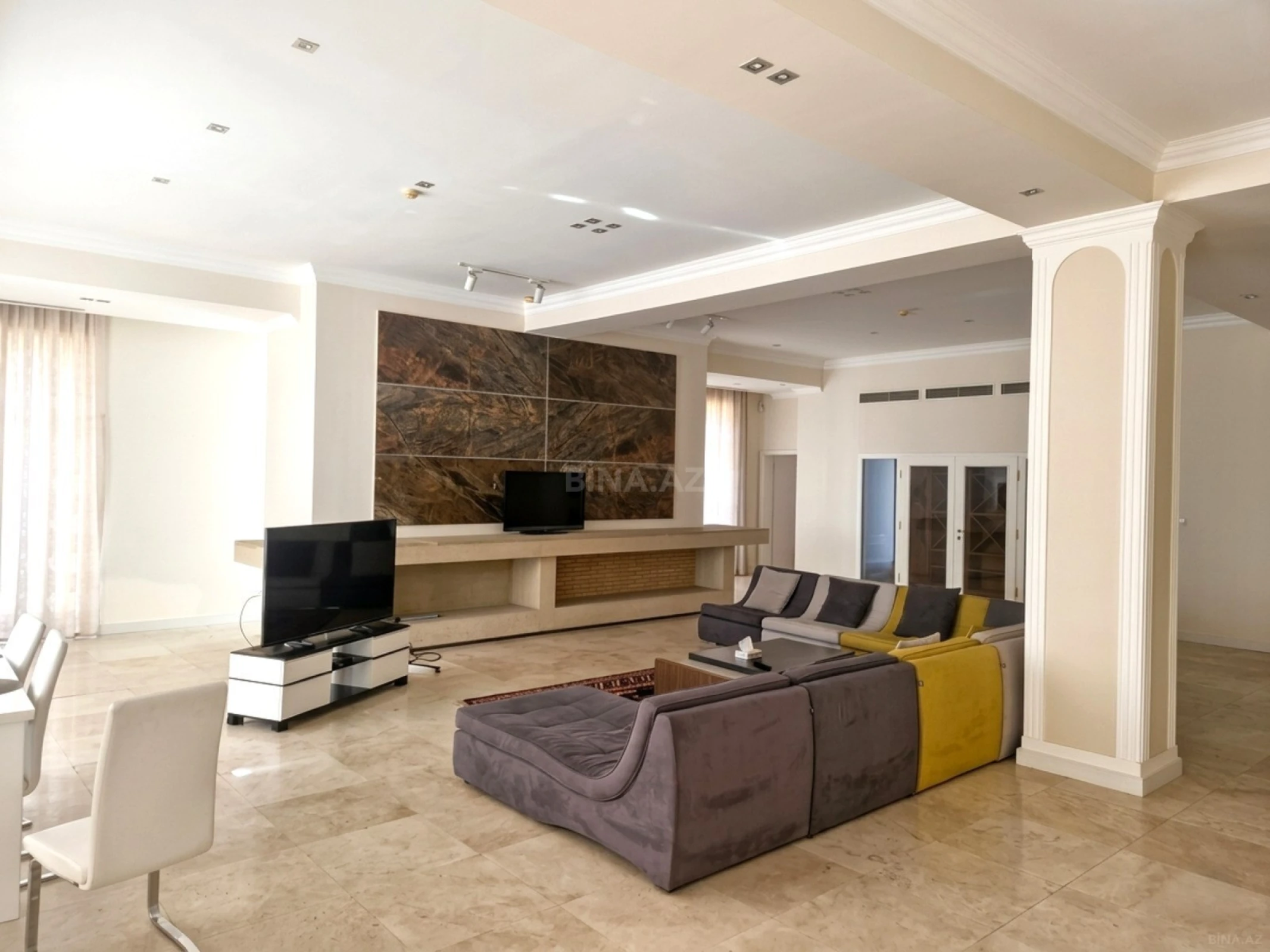 Satılır 5 otaqlı mənzil 750 m²