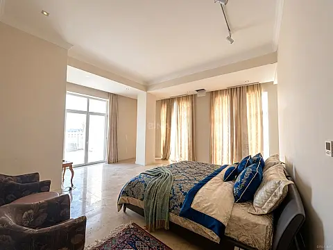 Satılır 5 otaqlı mənzil 750 m²