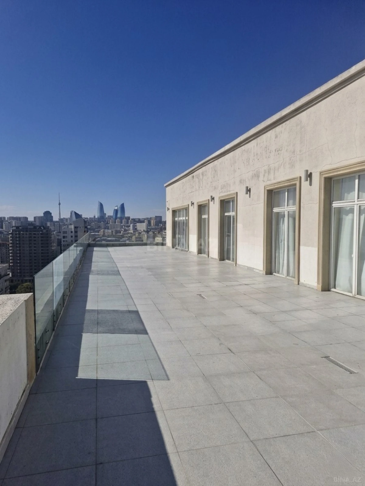 Satılır 5 otaqlı mənzil 750 m²