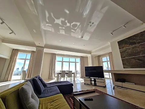 Satılır 5 otaqlı mənzil 750 m²