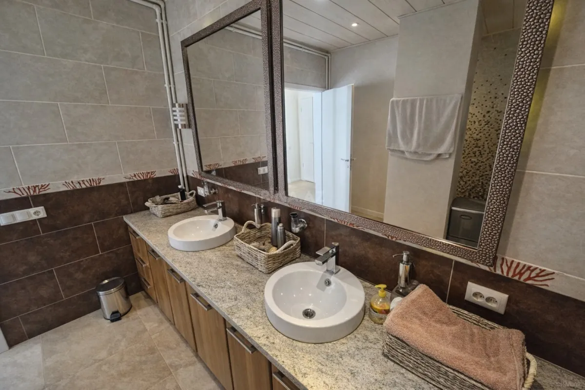 Satılır 5 otaqlı mənzil 750 m²