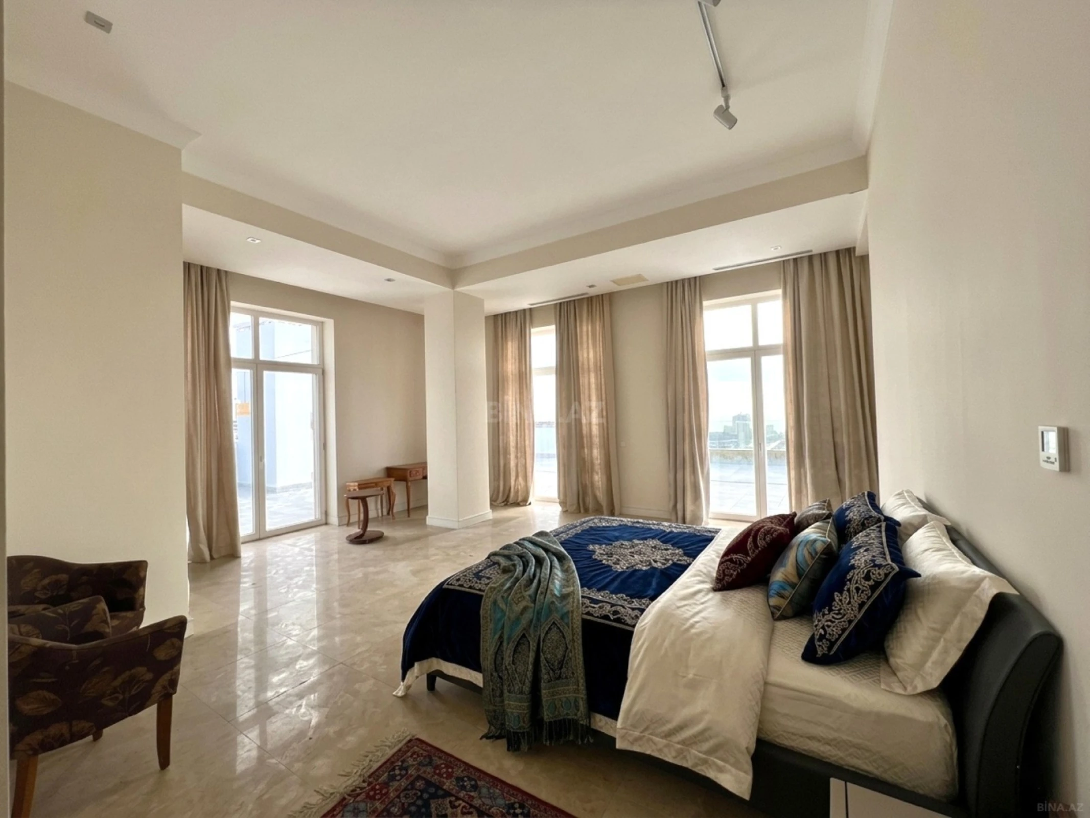 Satılır 5 otaqlı mənzil 750 m²