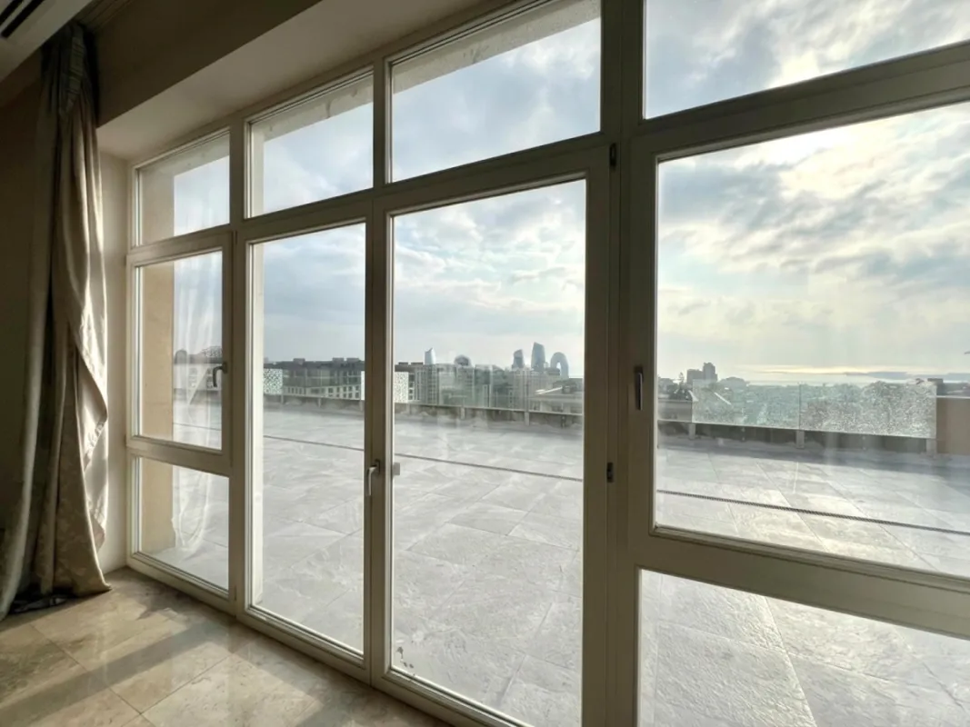 Satılır 5 otaqlı mənzil 750 m²