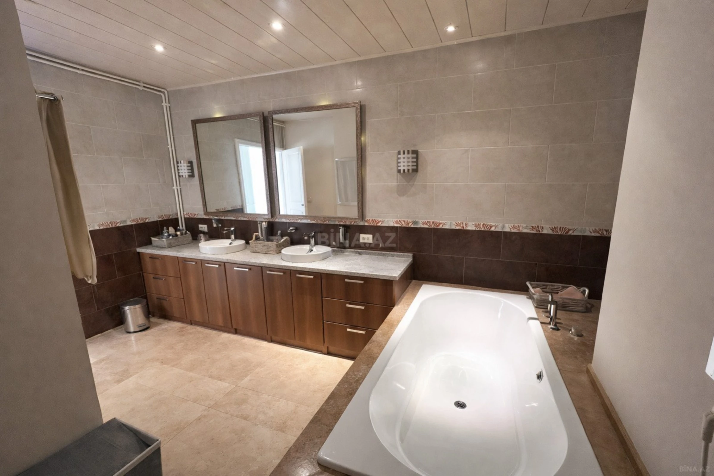 Satılır 5 otaqlı mənzil 750 m²