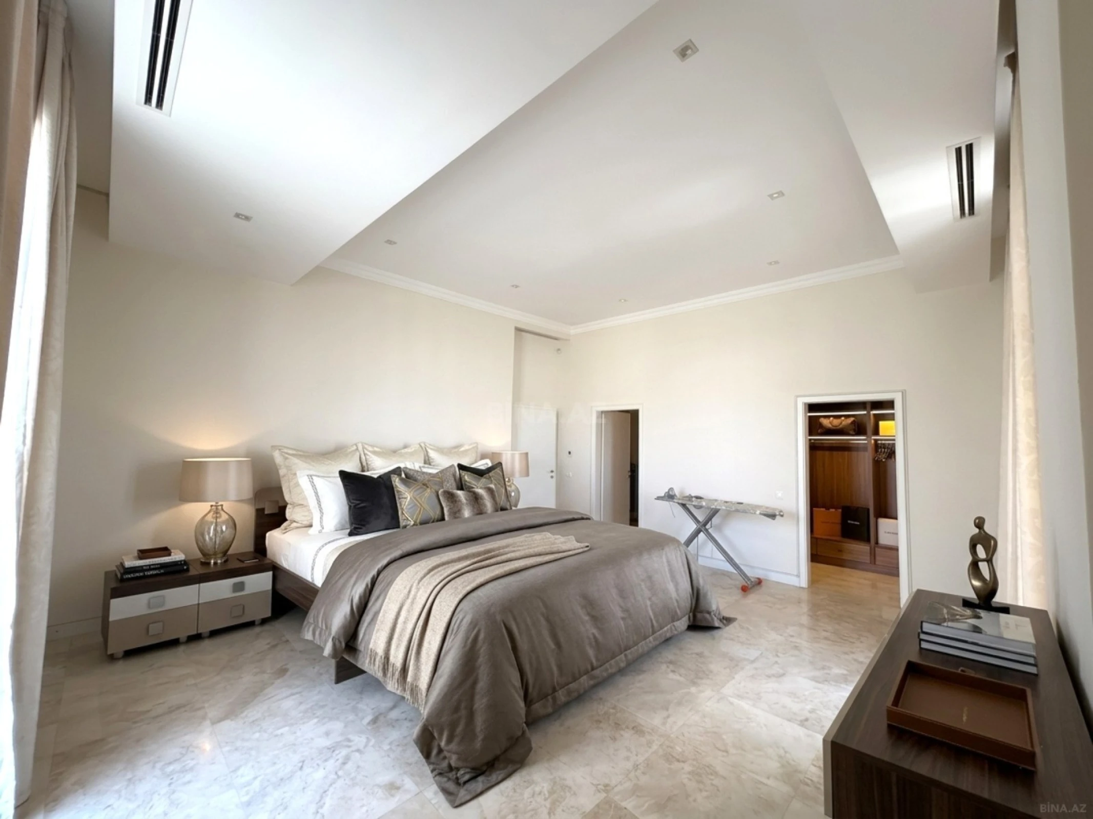 Satılır 5 otaqlı mənzil 750 m²