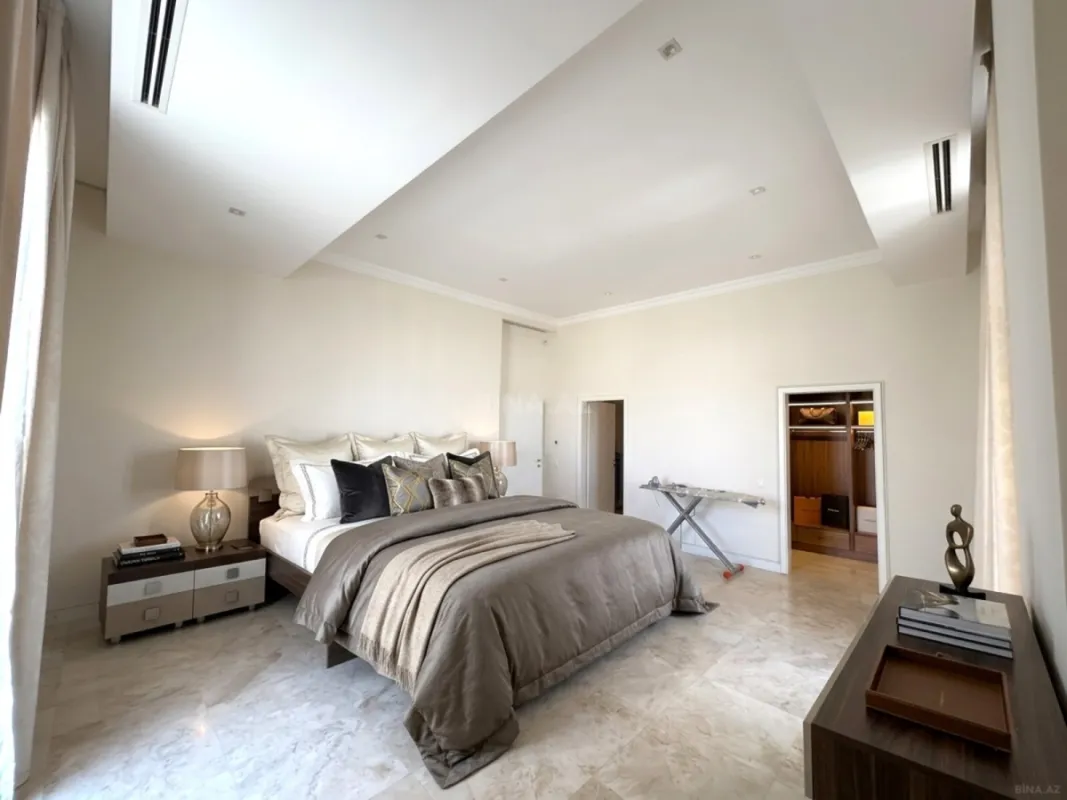 Satılır 5 otaqlı mənzil 750 m²