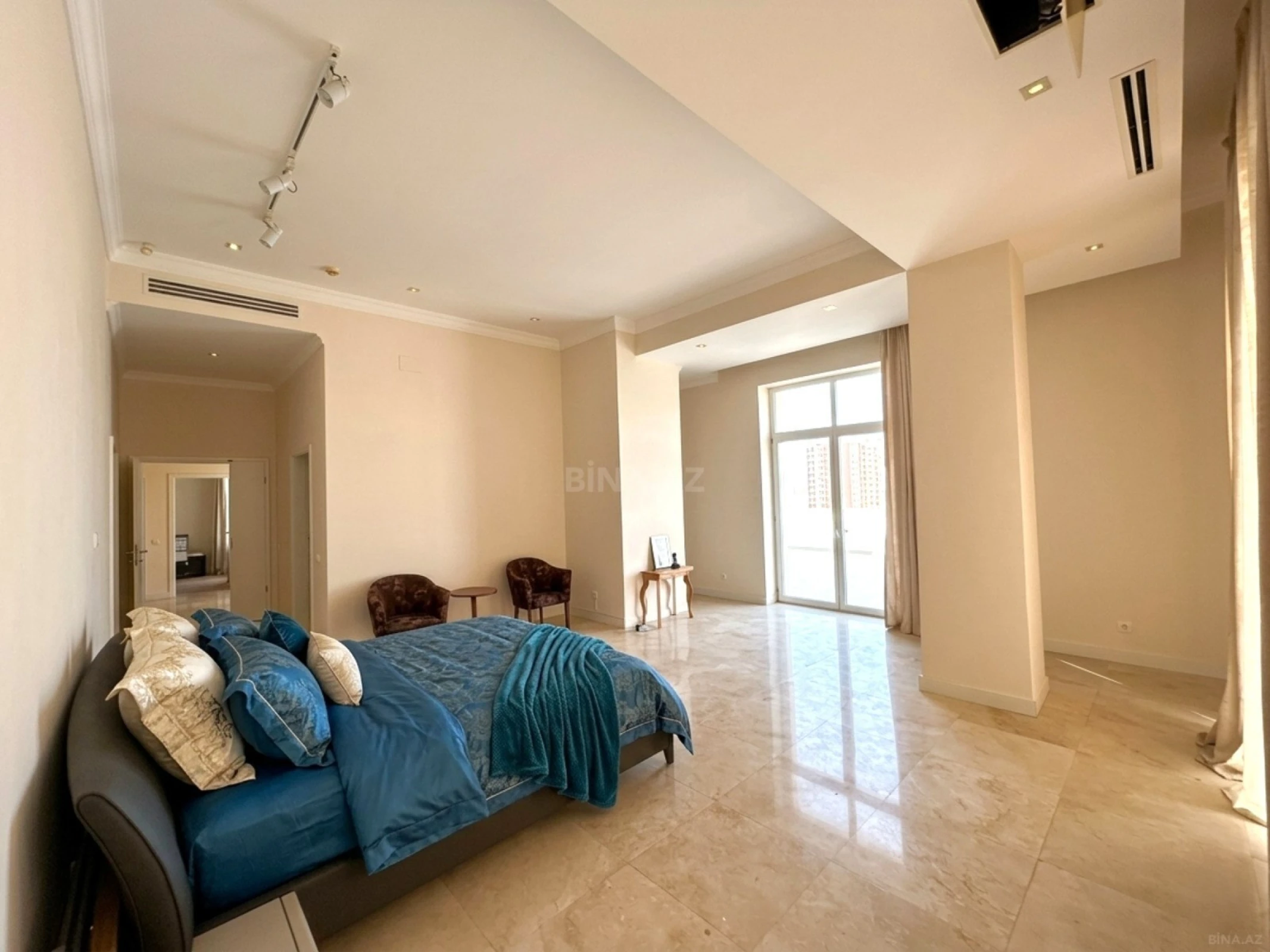 Satılır 5 otaqlı mənzil 750 m²