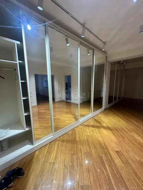 Satılır 3 otaqlı mənzil 150 m²
