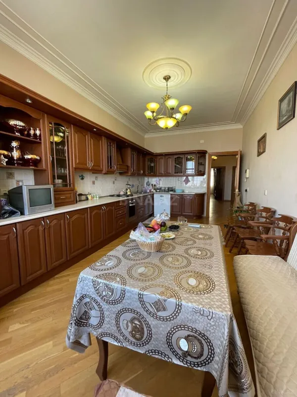 Satılır 3 otaqlı mənzil 145 m²