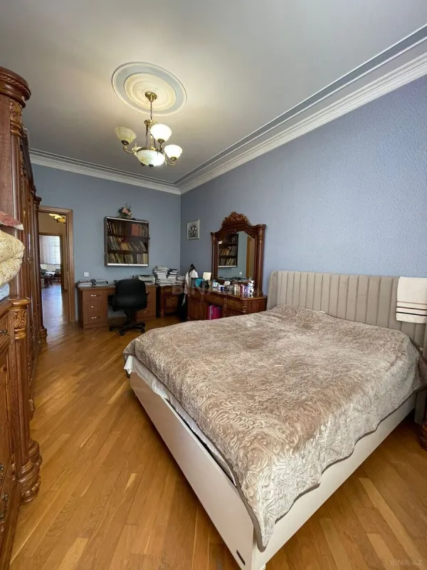 Satılır 3 otaqlı mənzil 145 m²
