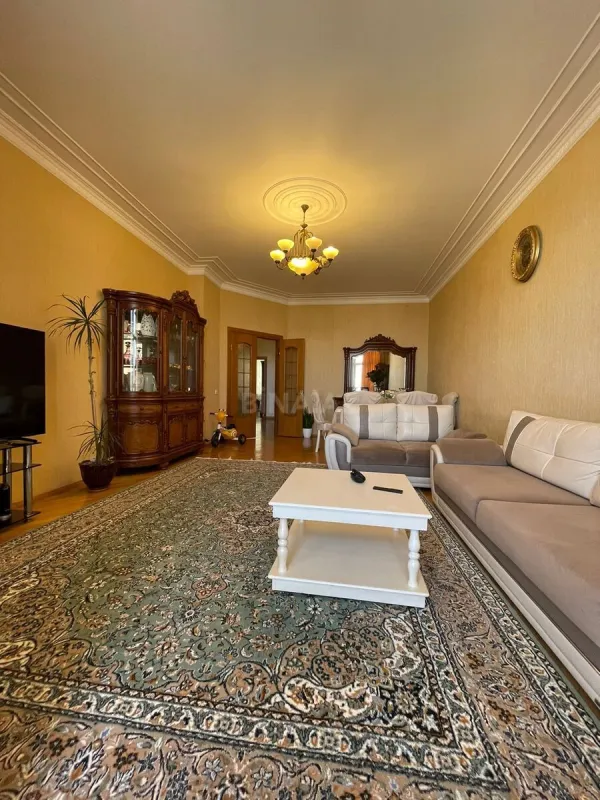 Satılır 3 otaqlı mənzil 145 m²